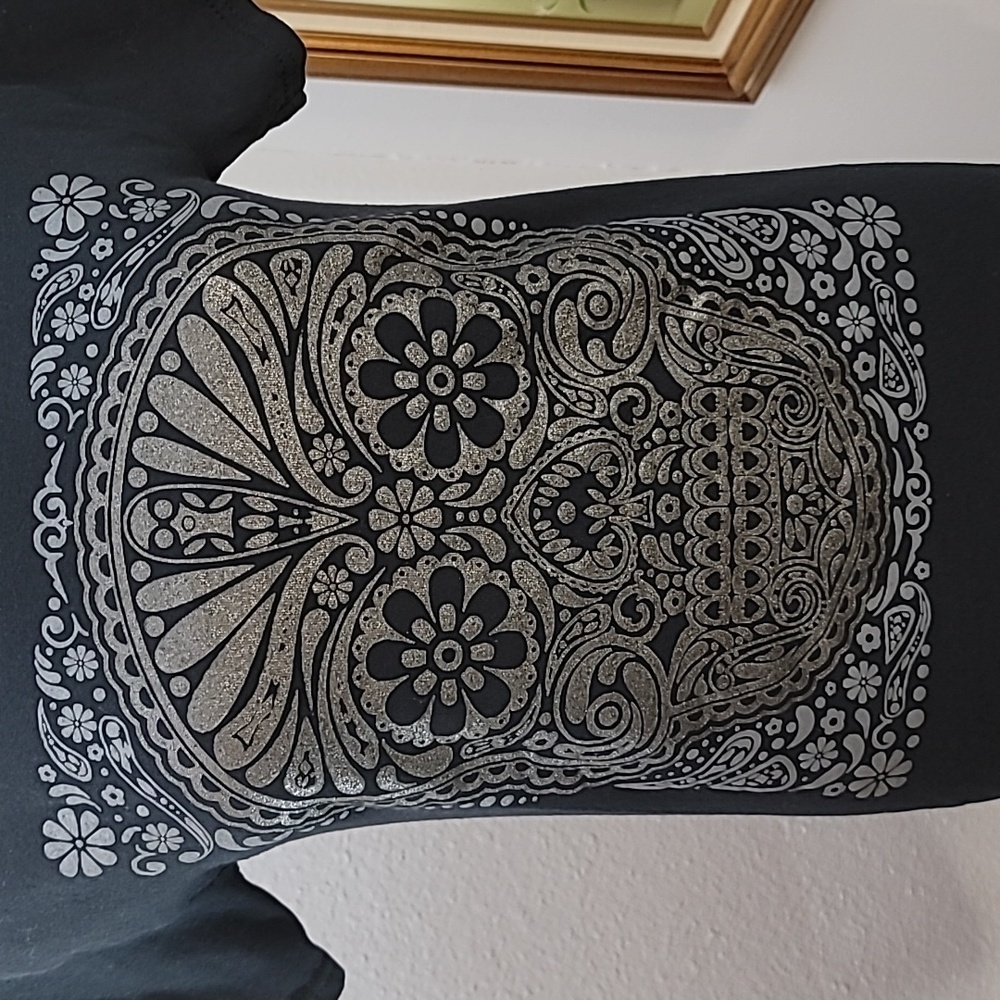Skull and flowers Day of the Dead black tee shirt size small shiny goth skeleton